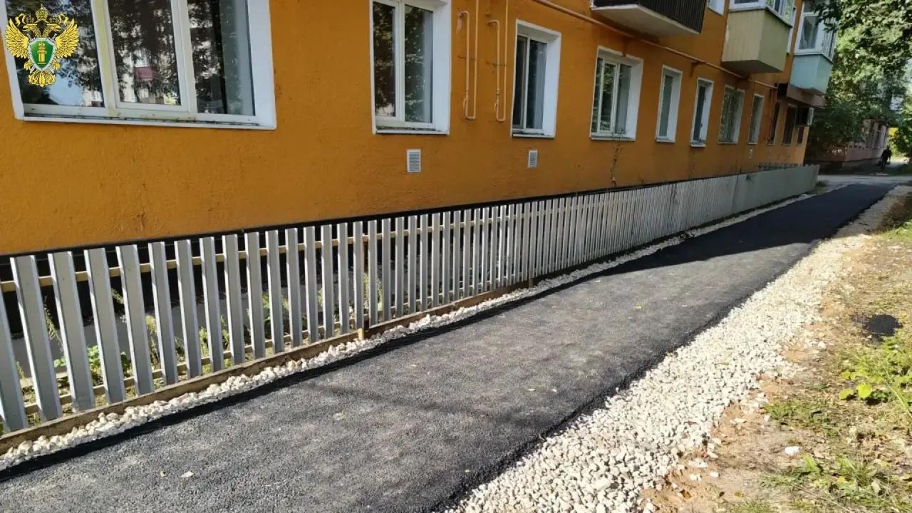 В Волжске во время капремонта дома  техника разрушила тротуар