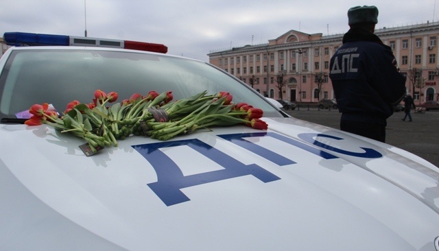Акция «Цветы для автоледи» стартовала в Марий Эл