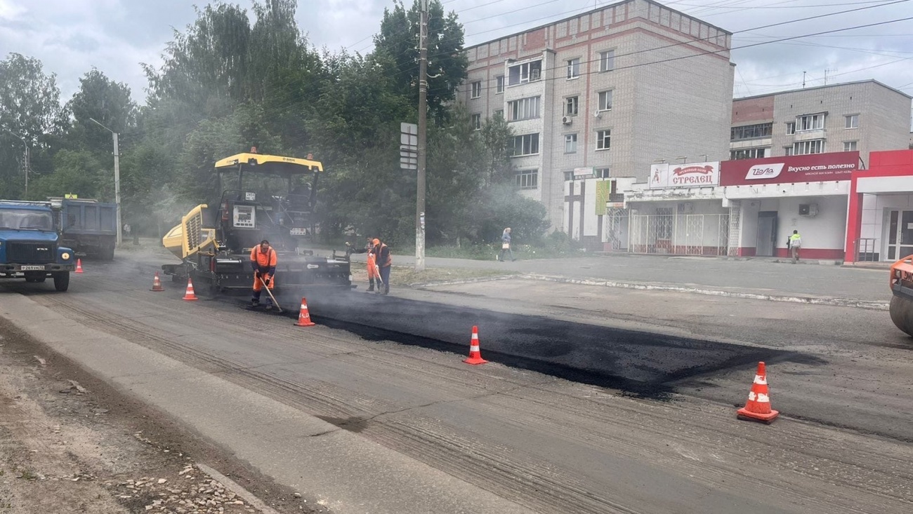 На улице Йывана Кырли укладывают новый асфальтобетон