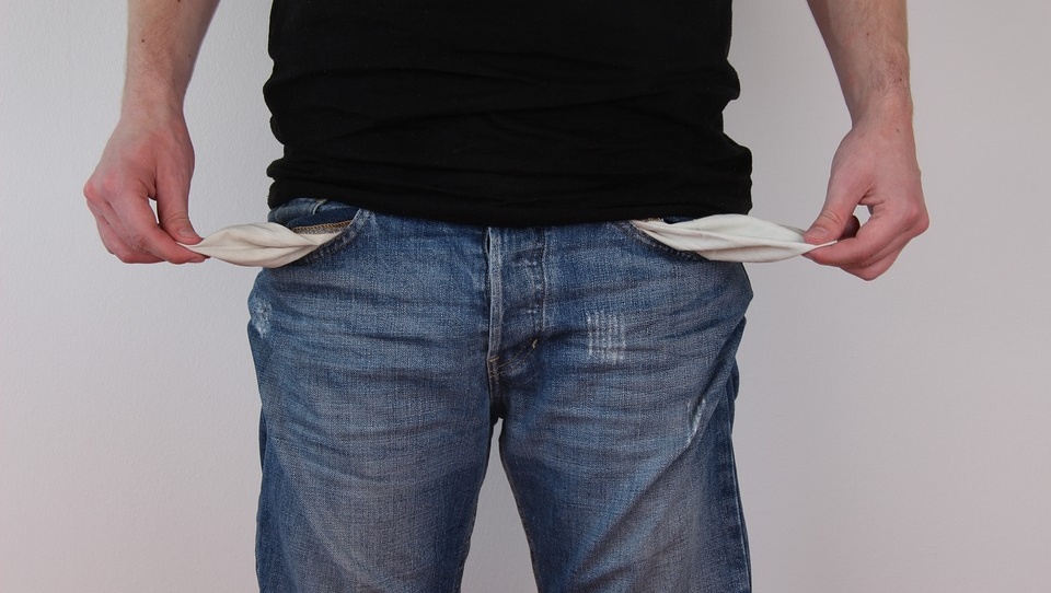 Работникам каких сфер в период пандемии сильно сократили зарплату