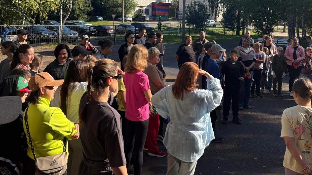 Жители Волжска навели порядок между школой №4 и детской поликлиникой