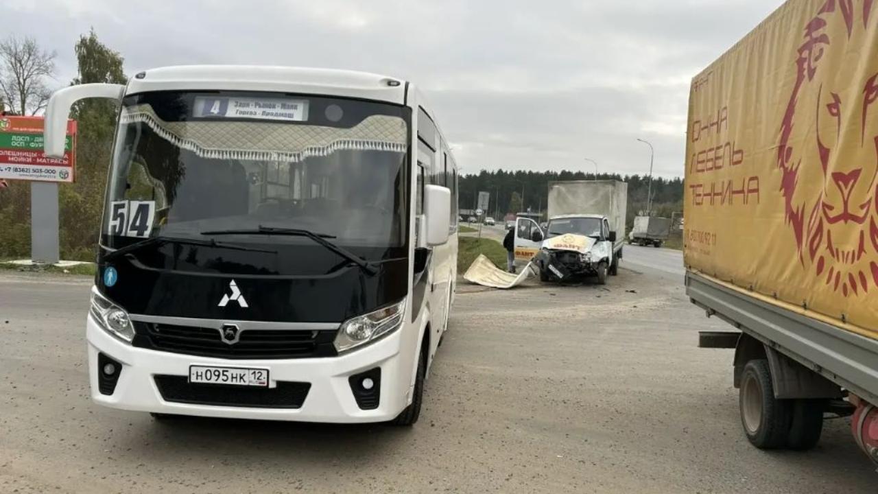 В Волжске пассажирский автобус врезался в грузовую «Газель»