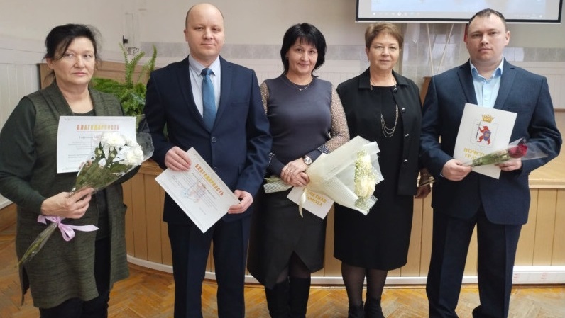 Марина Панькова вручила бригаде врачей благодарности и грамоты