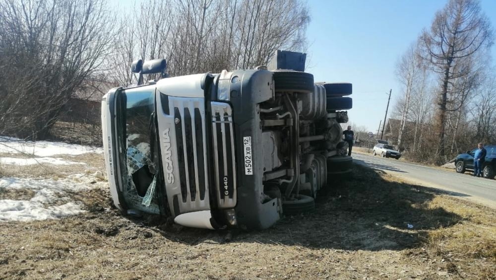 В Марий Эл водитель грузовика перевернулся на трассе