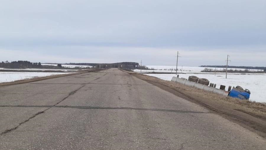 В Сернурском районе на сельской дороге перевернулся грузовик