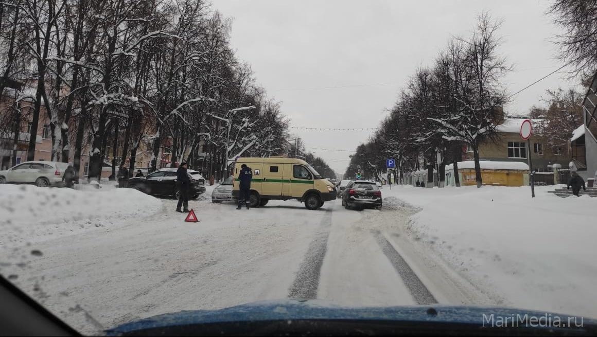 В Йошкар-Оле машина инкассаторов попала в ДТП