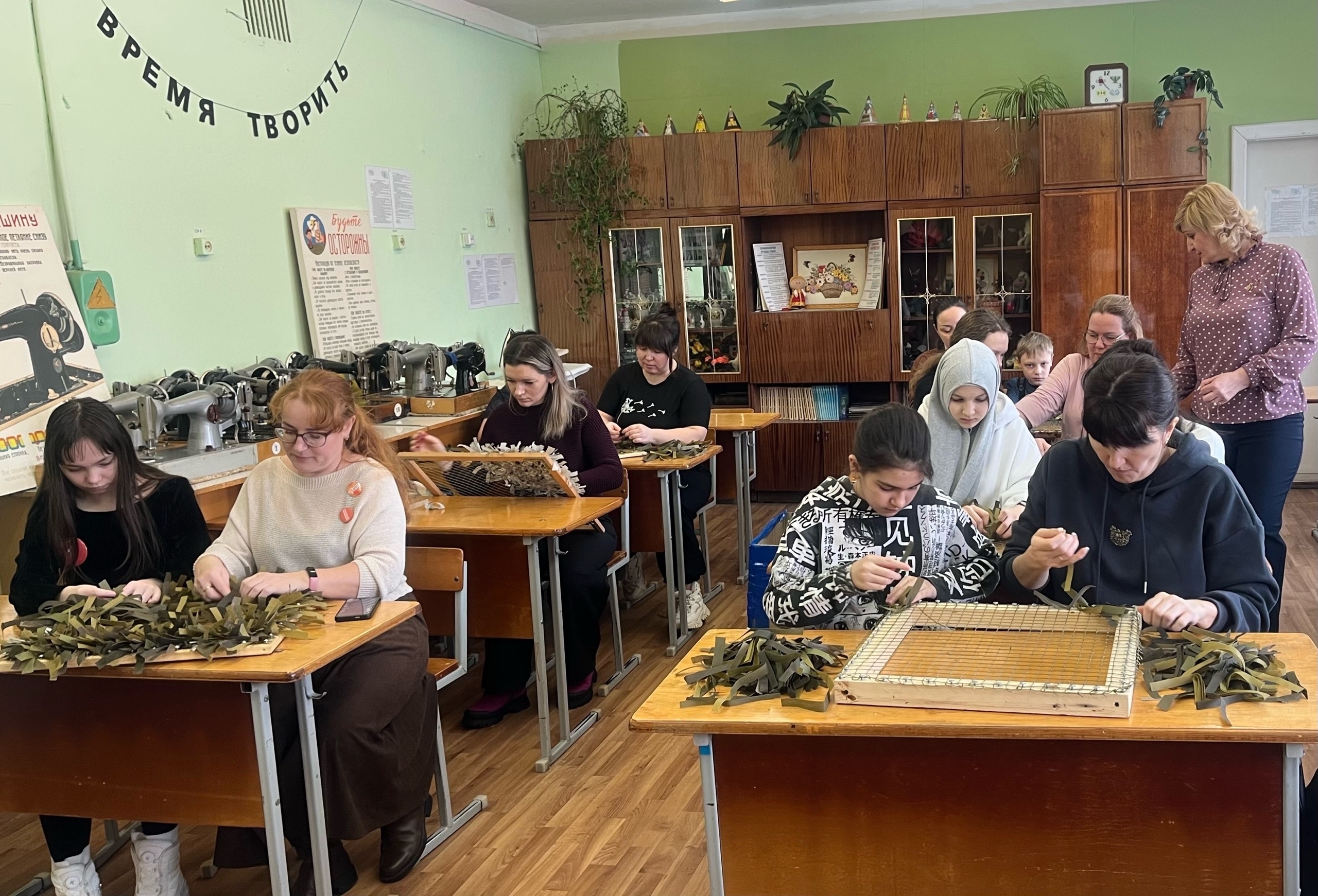 В лицее №28 Йошкар-Олы провели МК по накидкам для бойцов СВО