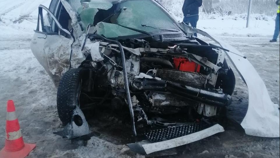 В Марий Эл у посёлка Шойбулак столкнулись легковой автомобиль, маршрутка и грузовик