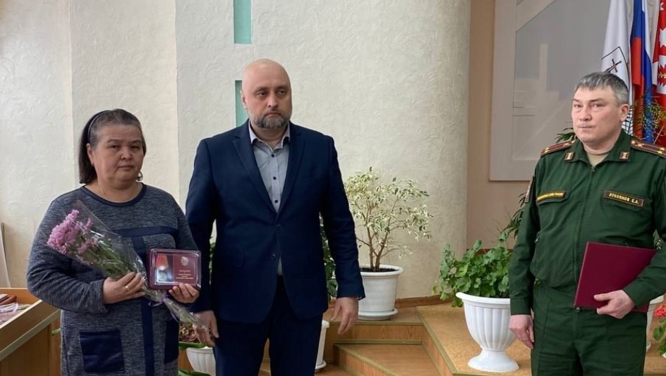 В Советском районе семьям погибших в зоне СВО бойцов передали боевые награды