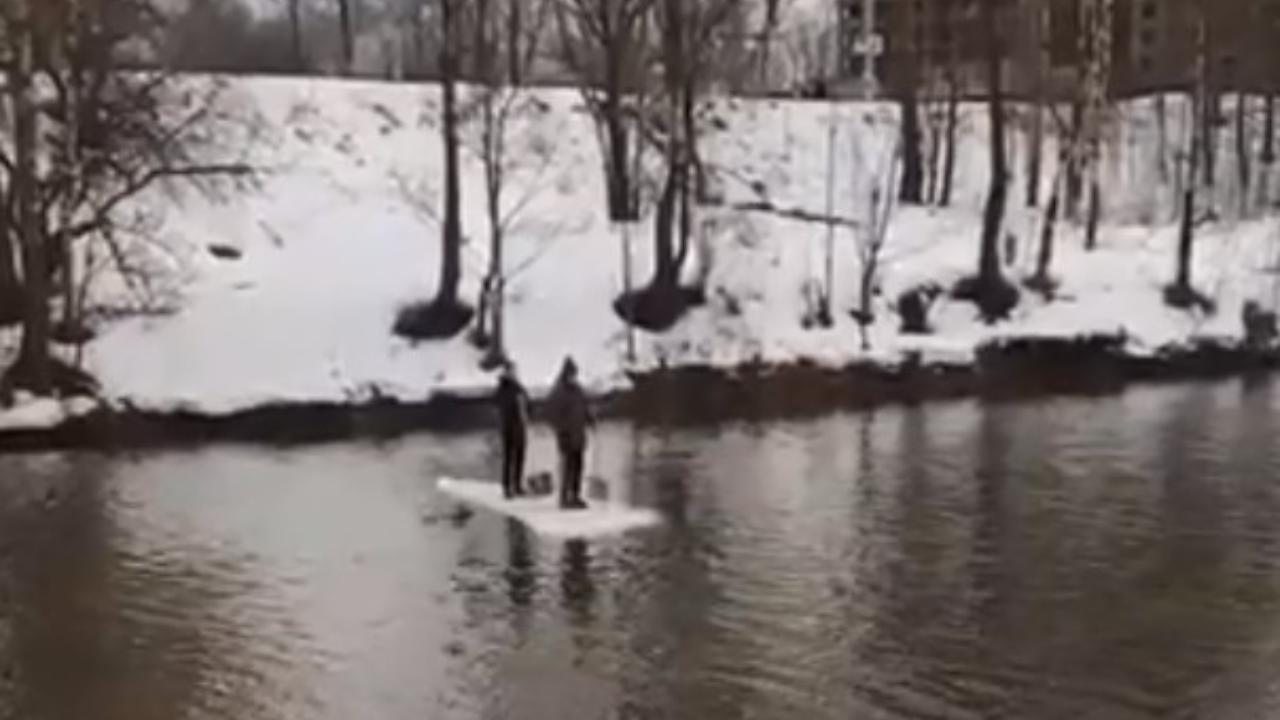 Два молодых человека поплыли по реке на тонкой льдине