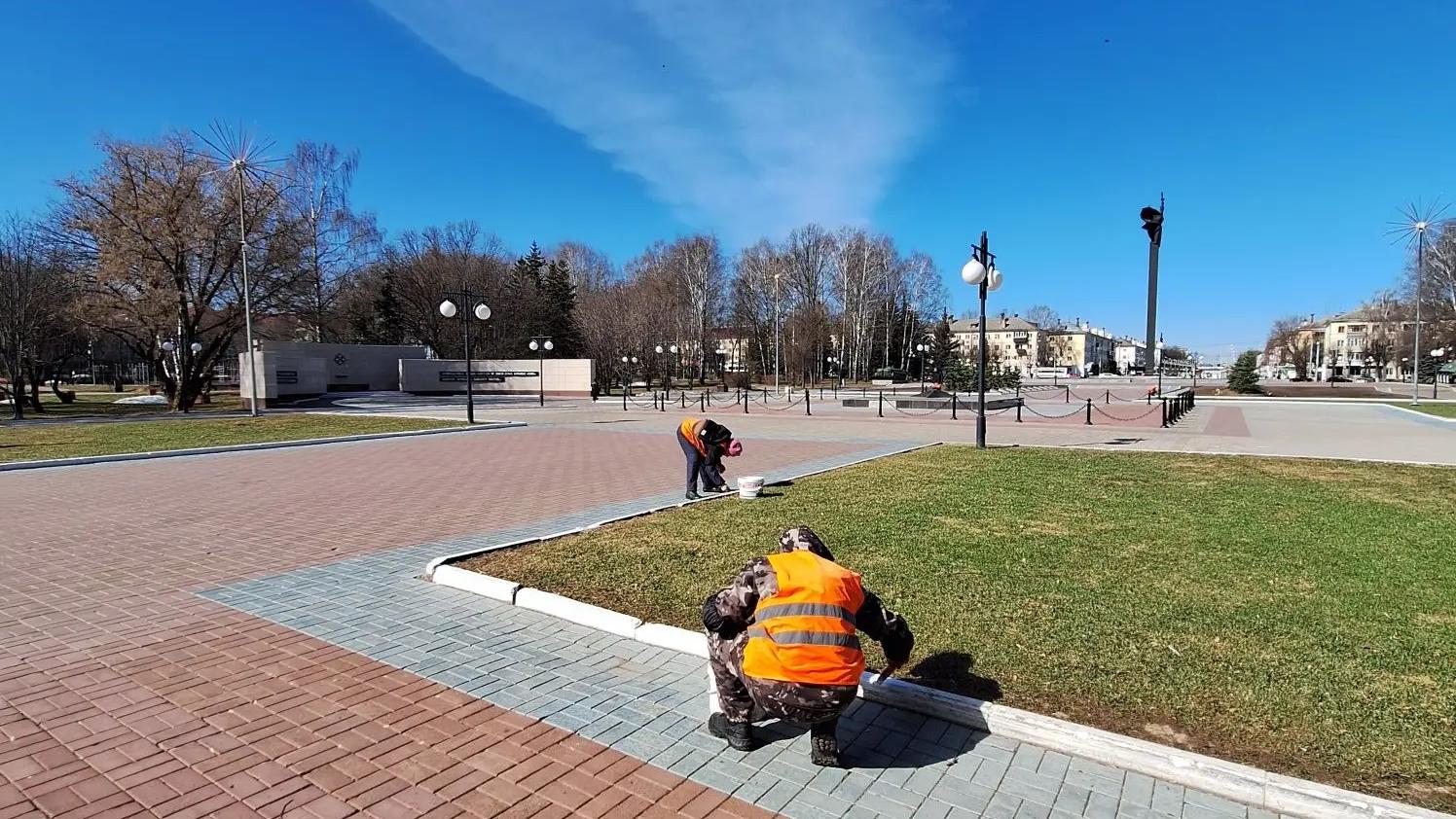 На бульваре Победы в Йошкар-Оле красят бордюры и урны