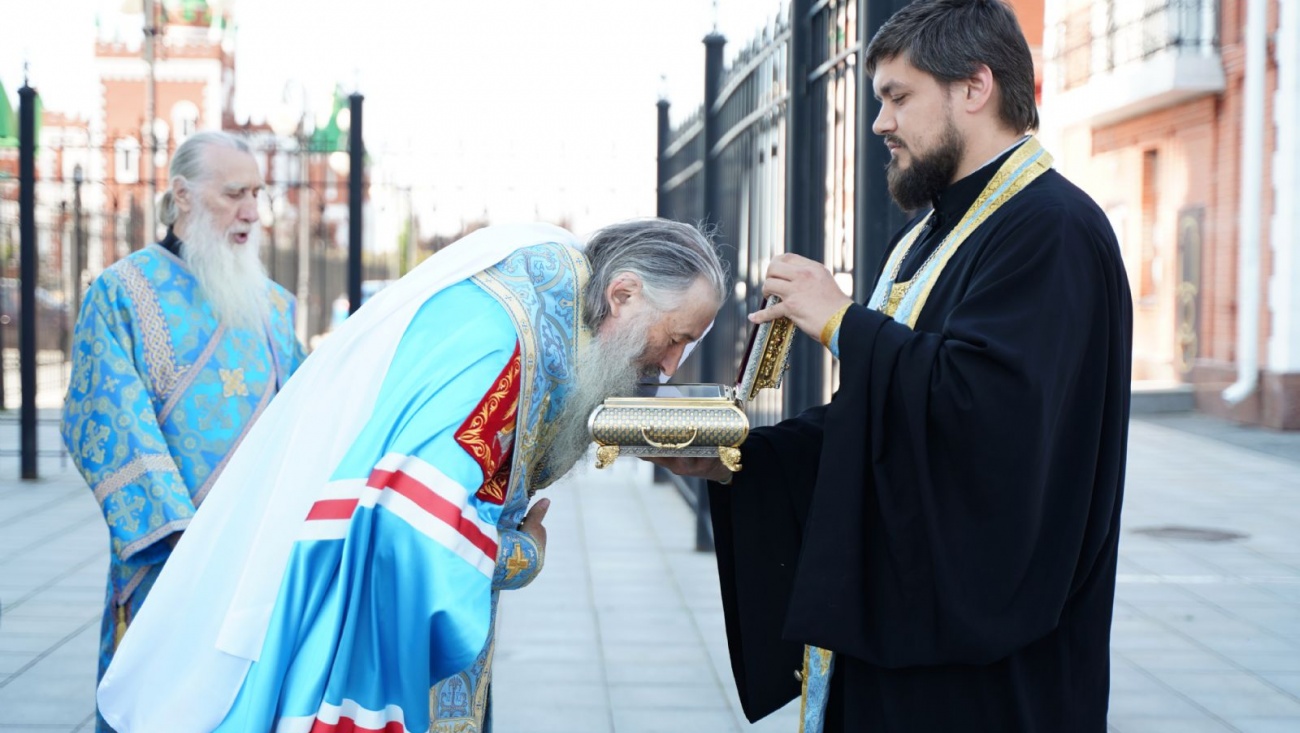 Ковчег из рук представителя Синодального отдела по делам молодёжи принял митрополит Йошкар-Олинский и Марийский Иоанн