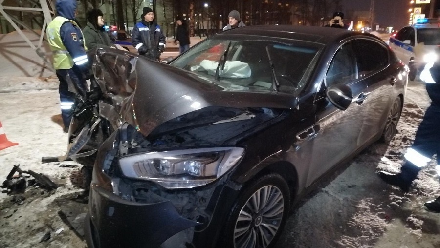 В Йошкар-Оле водитель иномарки врезался в здание