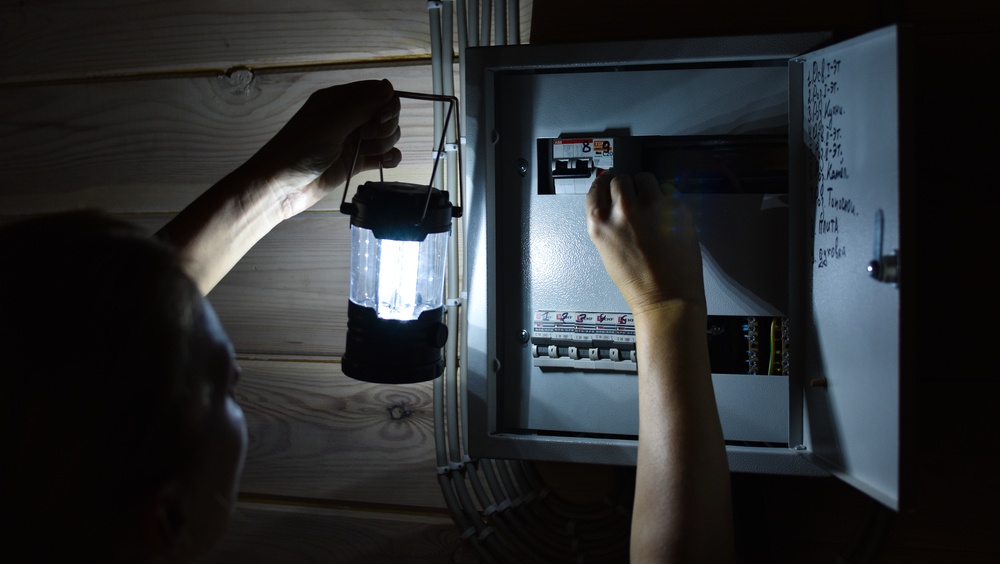 В Медведевском районе по вине тракториста пять деревень остались без света