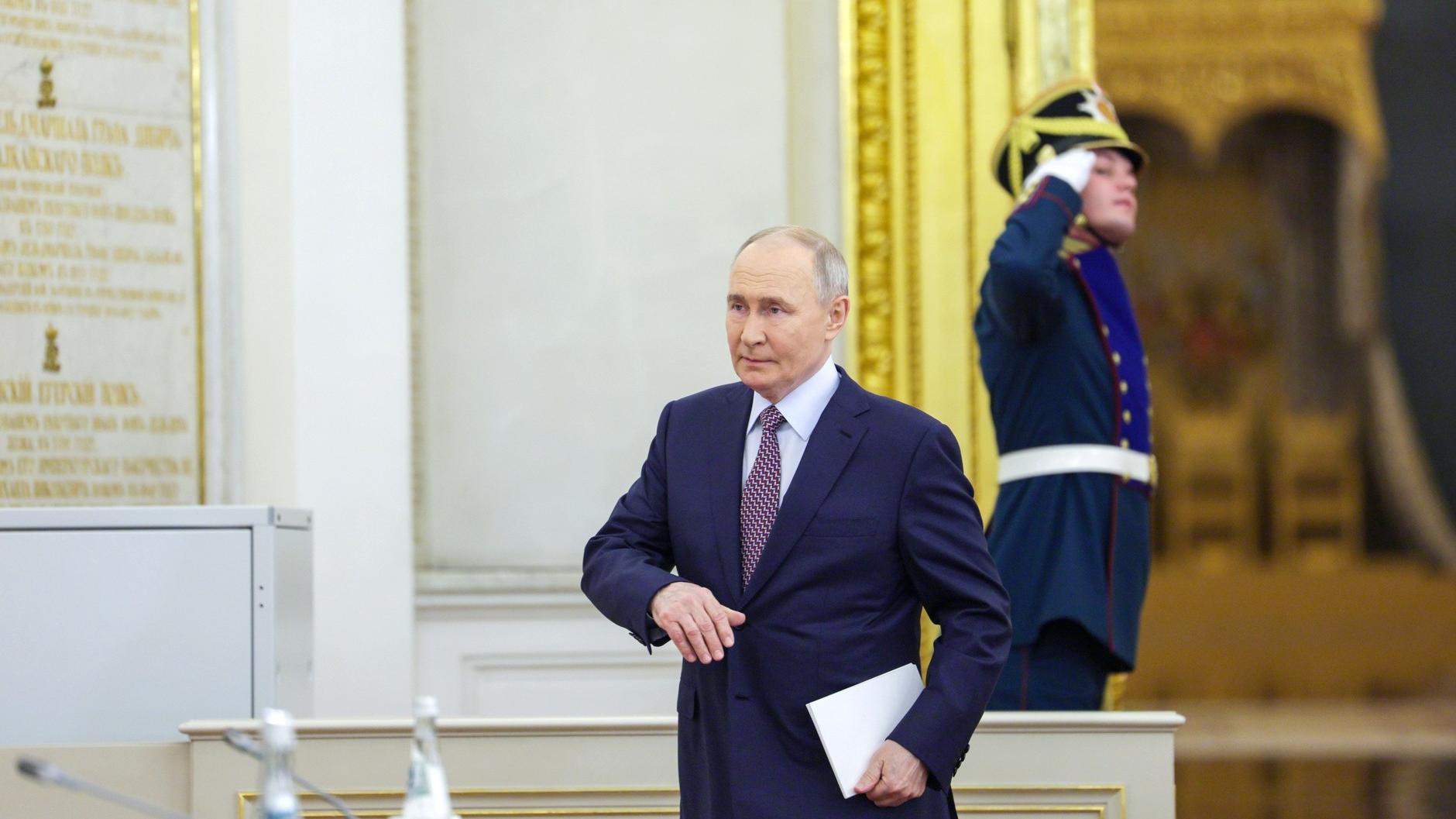 Владимир Путин проведёт день рождения на рабочем месте