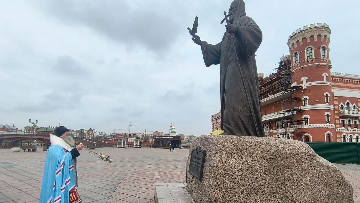 В Йошкар-Оле к памятнику Святейшему Патриарху Алексию II возложили цветы