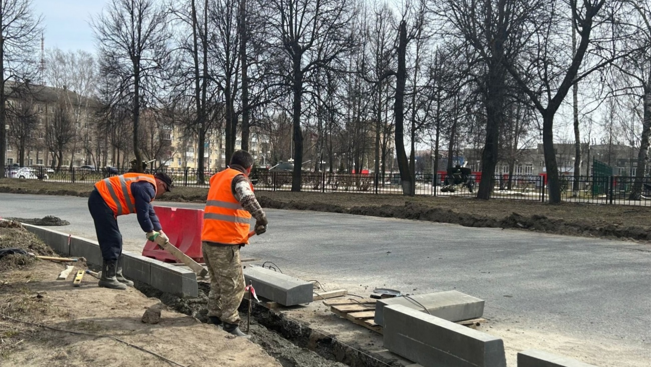 На улице Анциферова в Йошкар-Оле устанавливают бортовой камень