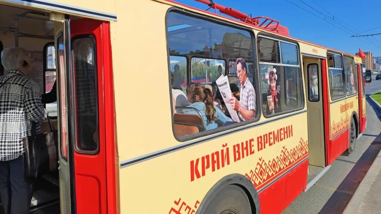 На троллейбусной экскурсии семьи бойцов познакомили с историей Йошкар-Олы 