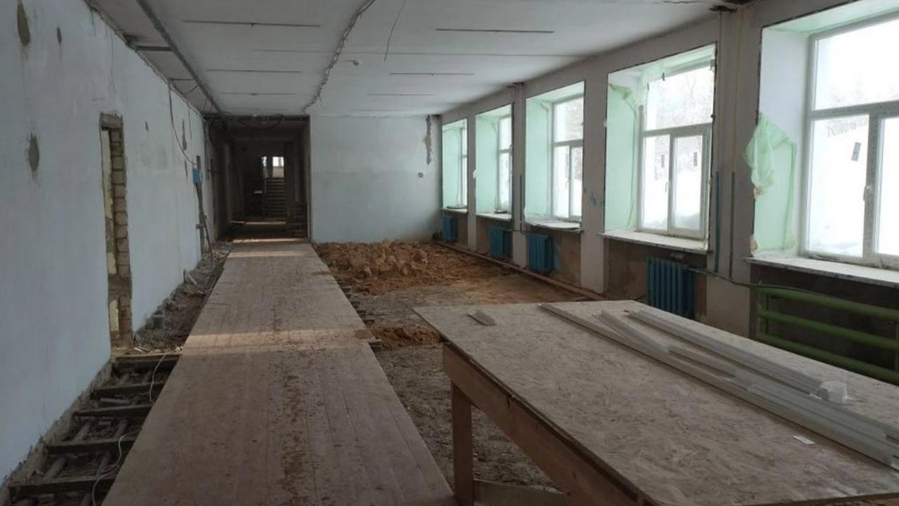 В школе 1977 года постройки в Марий Эл полным ходом идут ремонтные работы