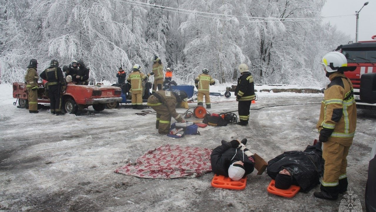 Марийские спасатели тренировались спасать людей, попавших в ДТП