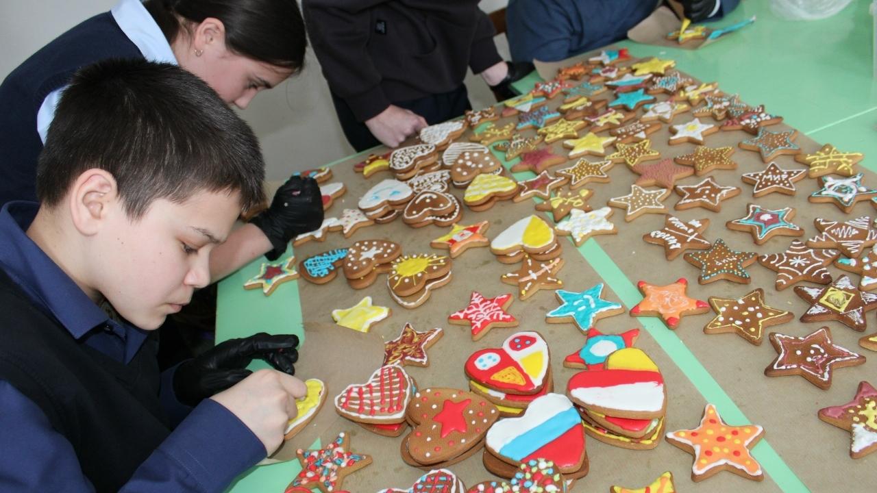 Школьники Советского района изготовили для бойцов имбирные пряники и леденцы