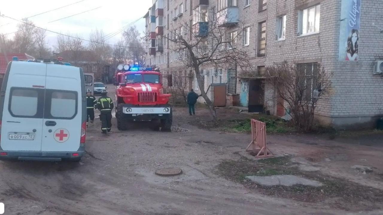 Житель Волжска, проснувшись утром, обнаружил тлеющий диван