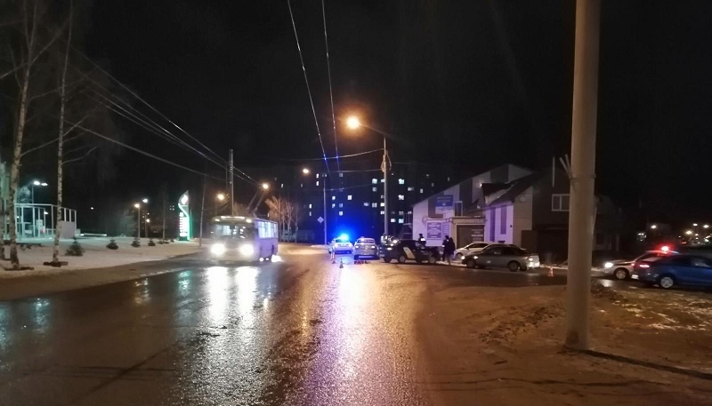 В Йошкар-Оле столкнулись ВАЗ и иномарка