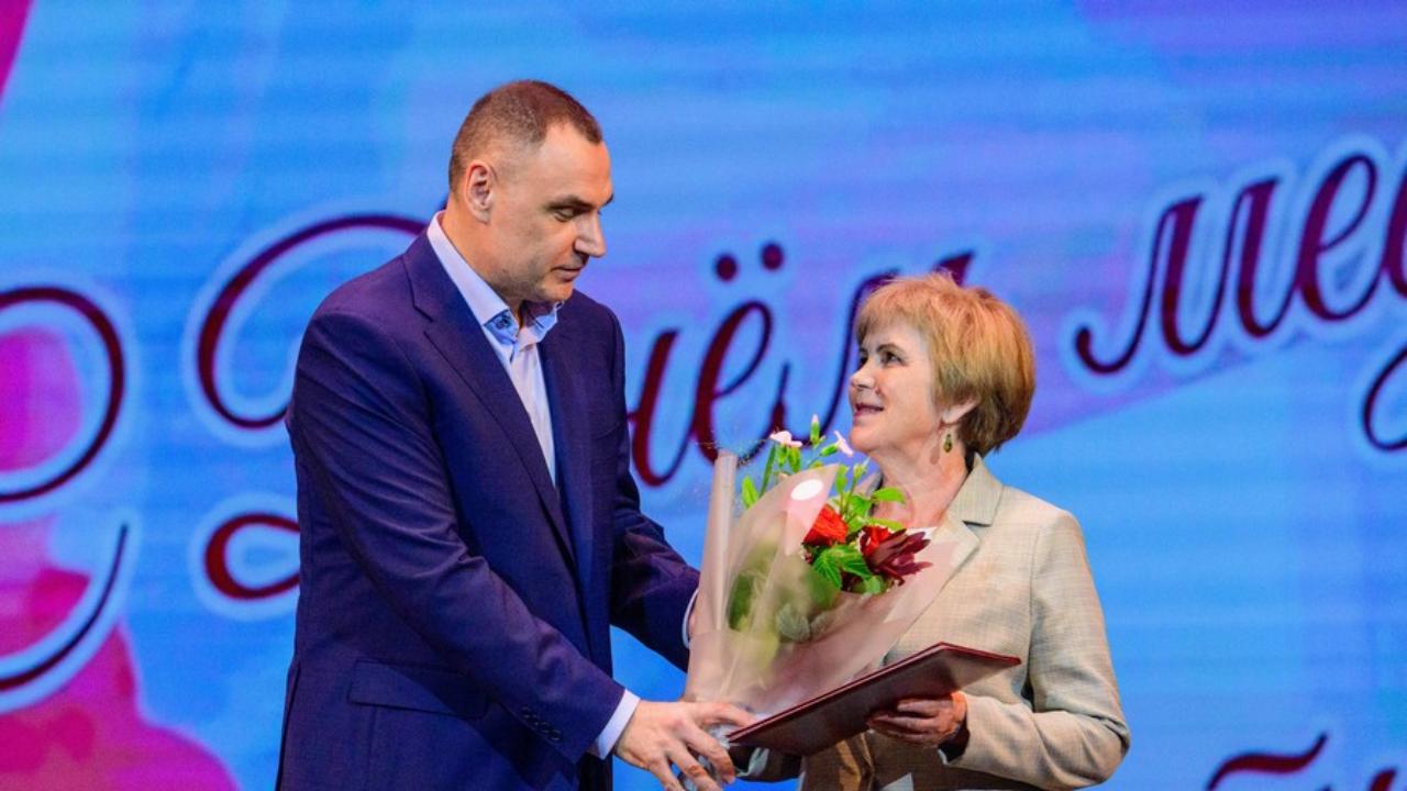 Глава Марий Эл поздравляет медиков с их праздником