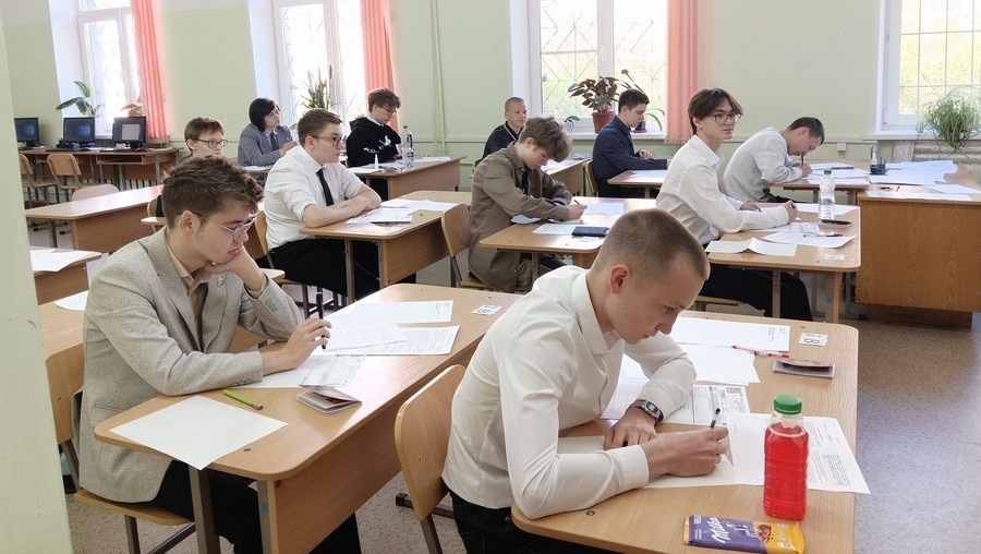 Выпускники Марий Эл на этой неделе сдают экзамены по самым популярным предметам