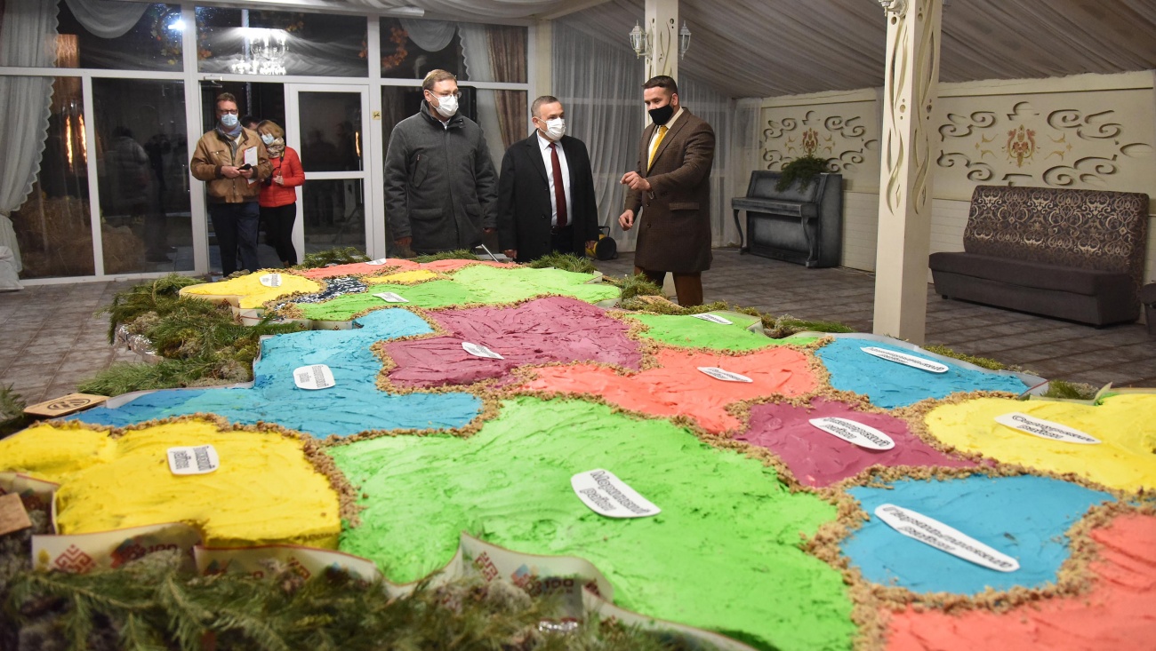 В Марий Эл испекли самый большой торт и открыли памятник туристам