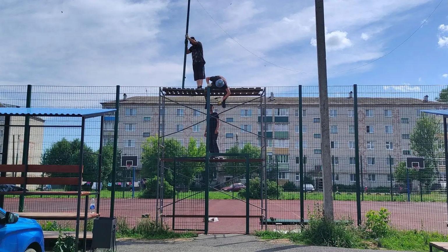 На спортплощадках в посёлке Советский монтируют дополнительные ограждения