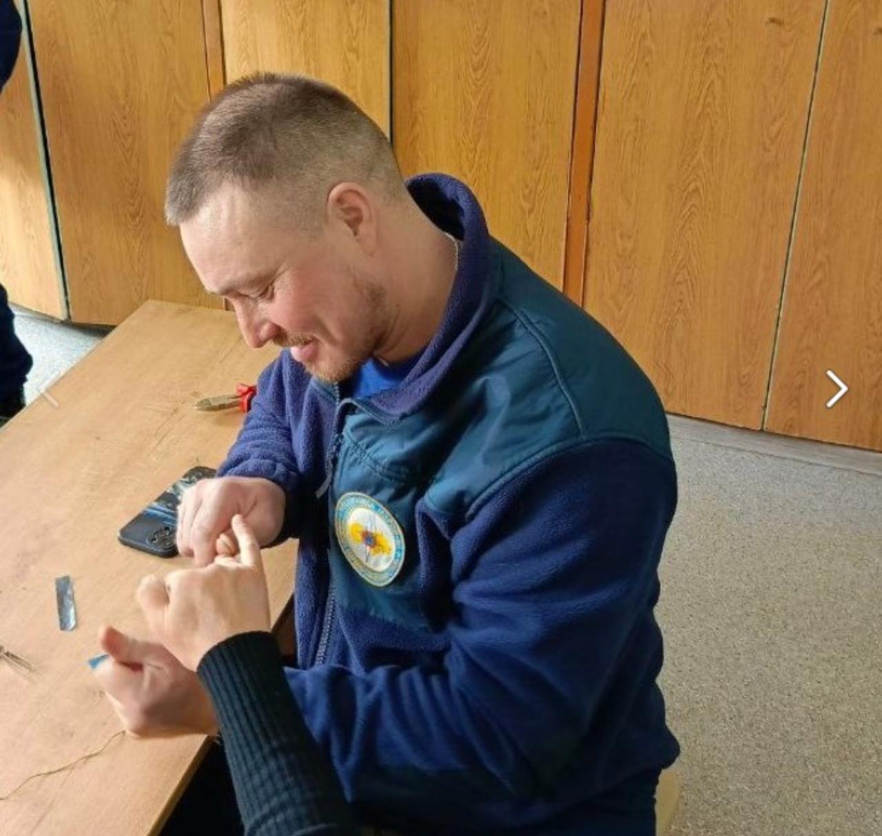 Спасатели Марий Эл ниткой сняли застрявшее кольцо с пальца женщины