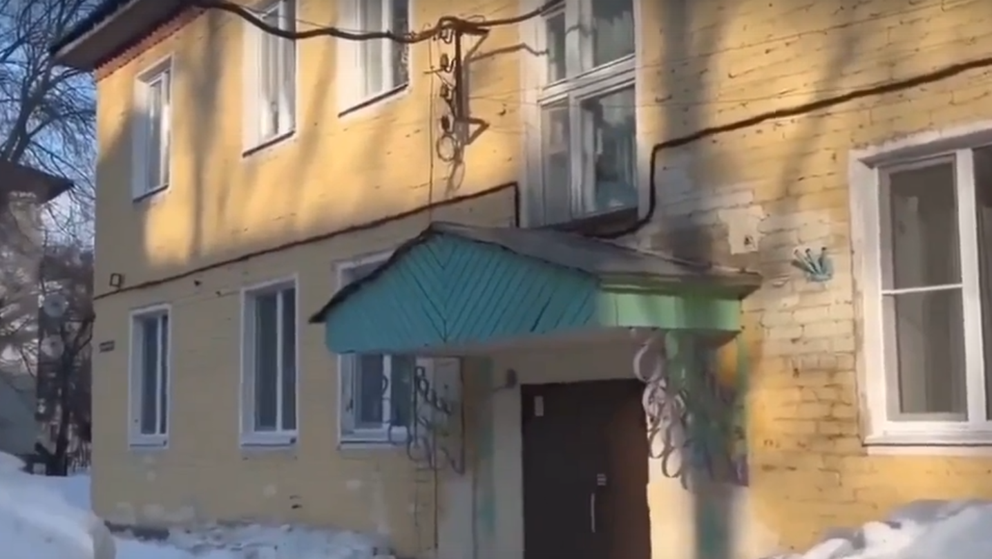 В Йошкар-Оле на женщину обрушилась наледь с крыши детсада