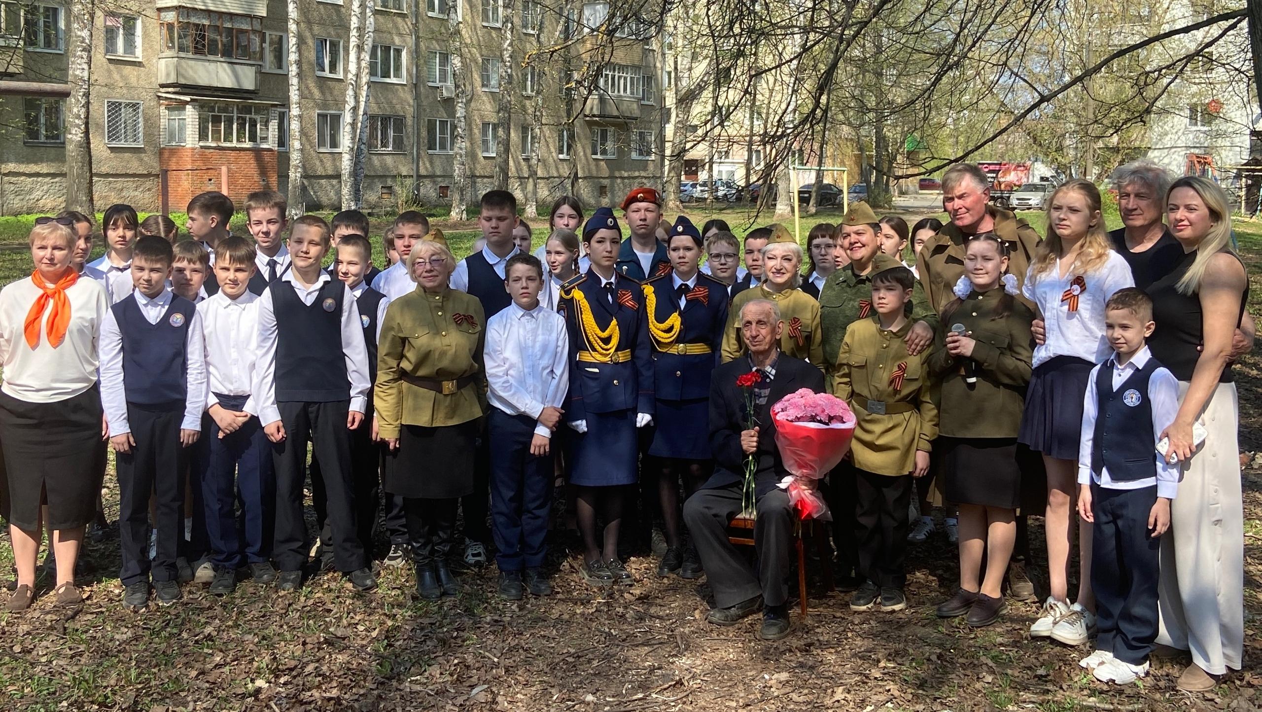 «Фронтовая бригада» в Йошкар-Оле поздравила с праздником узника концлагеря