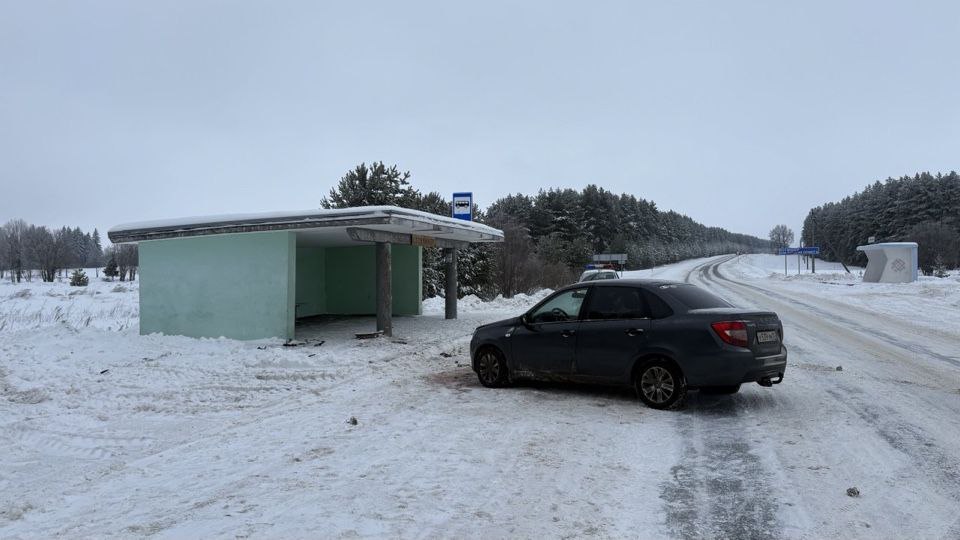 В Параньгинском районе Lada Granta врезалась в остановочный павильон