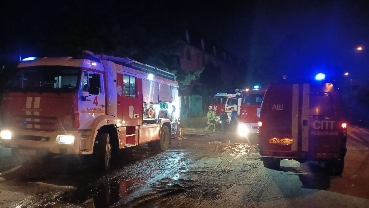 Ночью в Йошкар-Оле полыхал ангар на Ленинградской