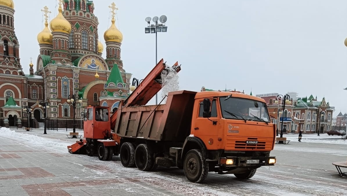 С площадей Йошкар-Олы вывозят снег