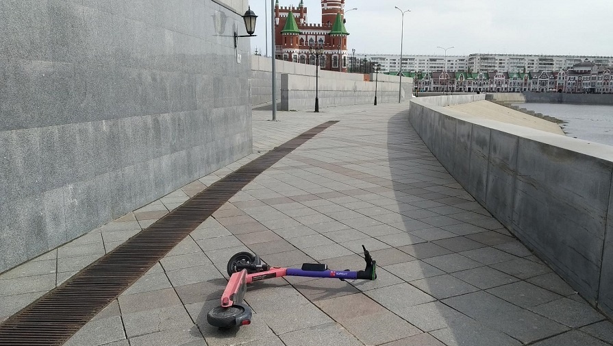 В Йошкар-Оле 11-летний самокатчик на набережной сбил женщину