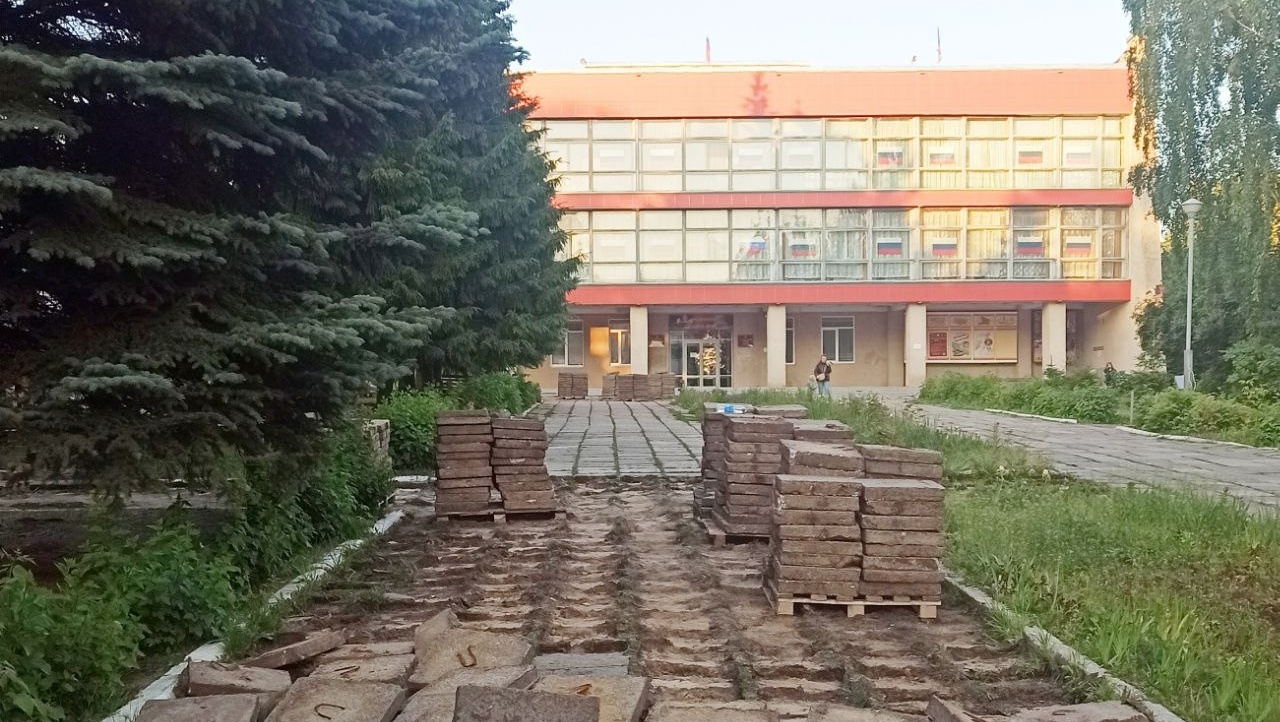 В Йошкар-Оле у ДК РА выкорчёвывают плитку