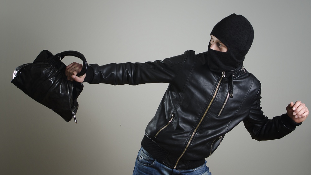 В Йошкар-Оле  рецидивист напал в подъезде на женщину и забрал телефон и банковские карты