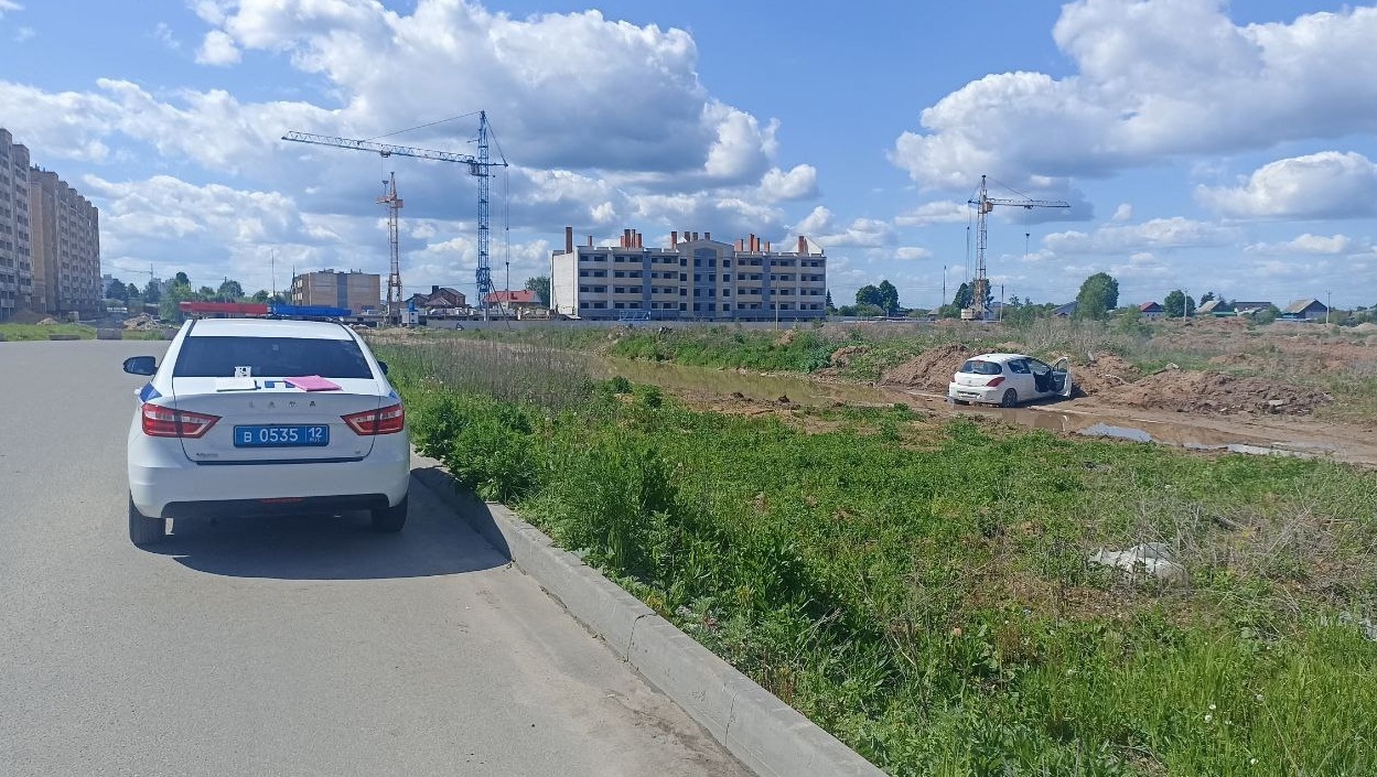 В Йошкар-Оле на месте аварии скончался водитель Peugeot