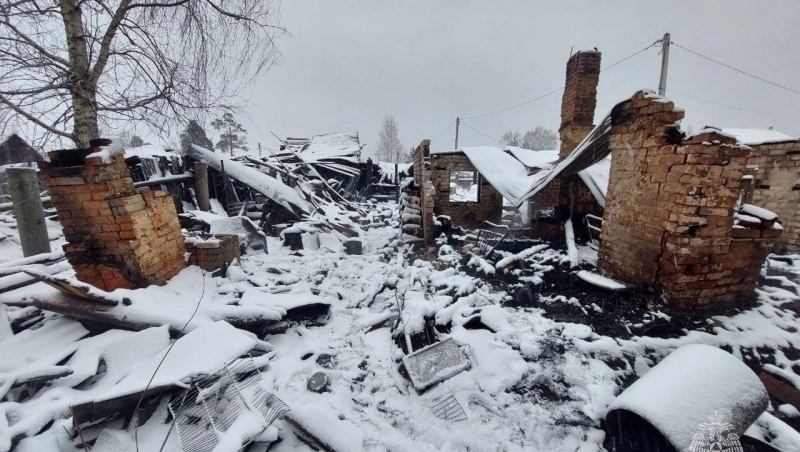 В посёлке Сурок с места пожара с ожогами эвакуировали пожилого мужчину