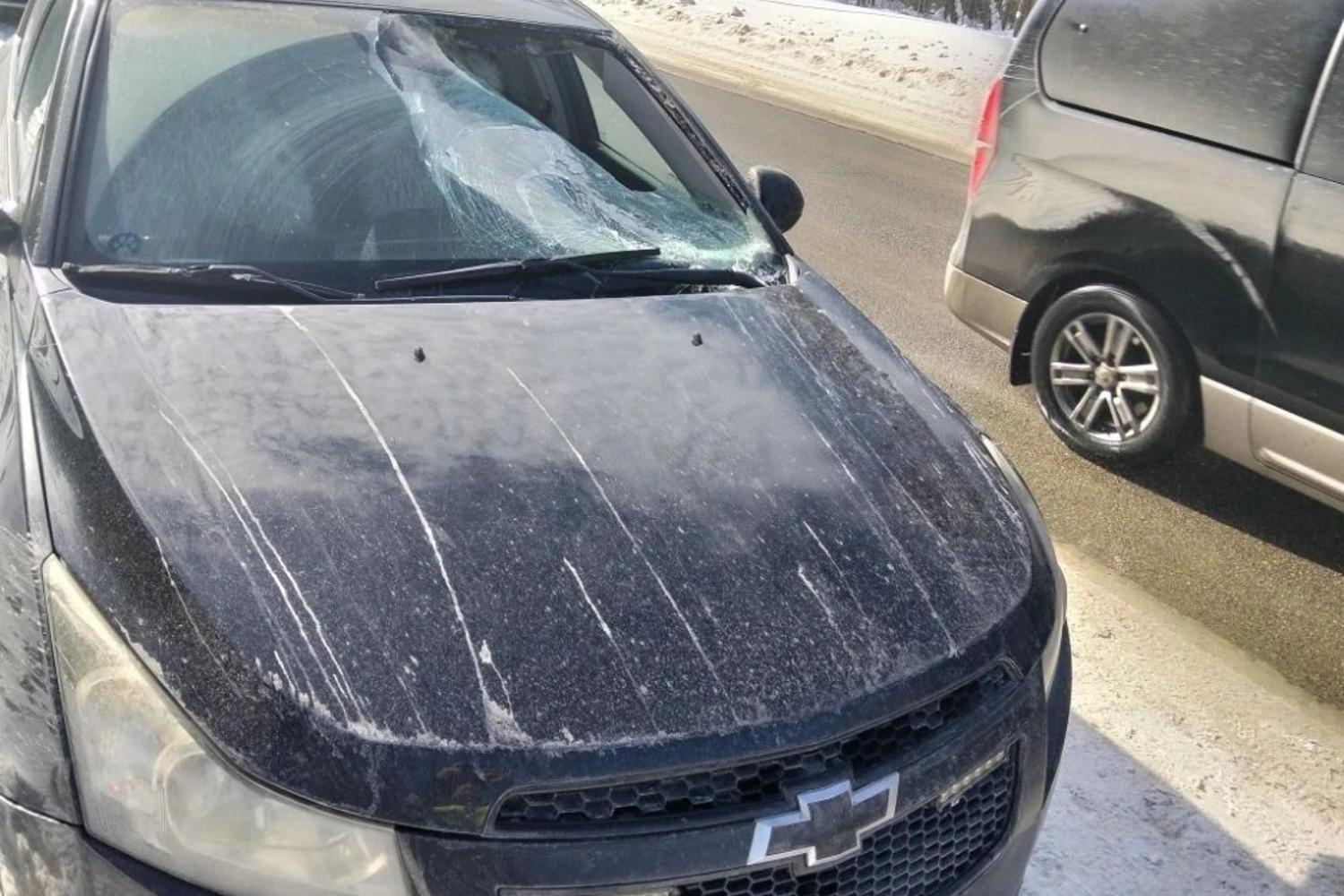 В Марий Эл из-под колёс грузовика вылетел кусок льда и разбил стекло иномарки