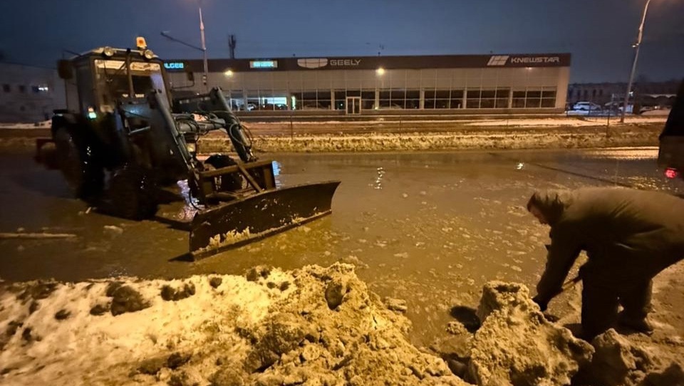 В Йошкар-Оле борются с гололёдом круглосуточно