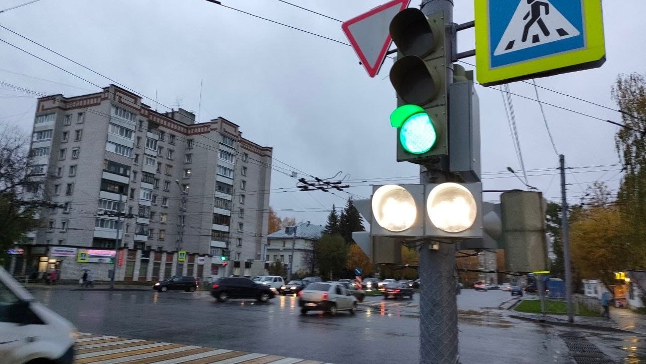 На светофоре в Ремзаводе установили белые сигнальные секции