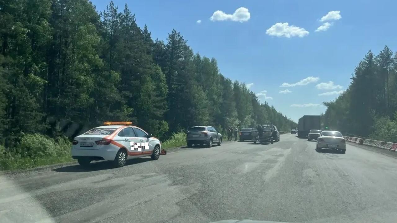На Кокшайском тракте столкнулись три автомобиля: на трассе пробка