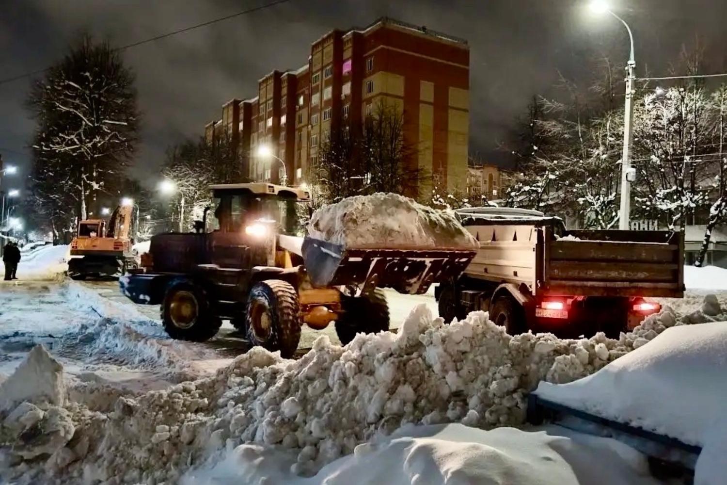 Энергетики Йошкар-Олы по ночам убирают снег