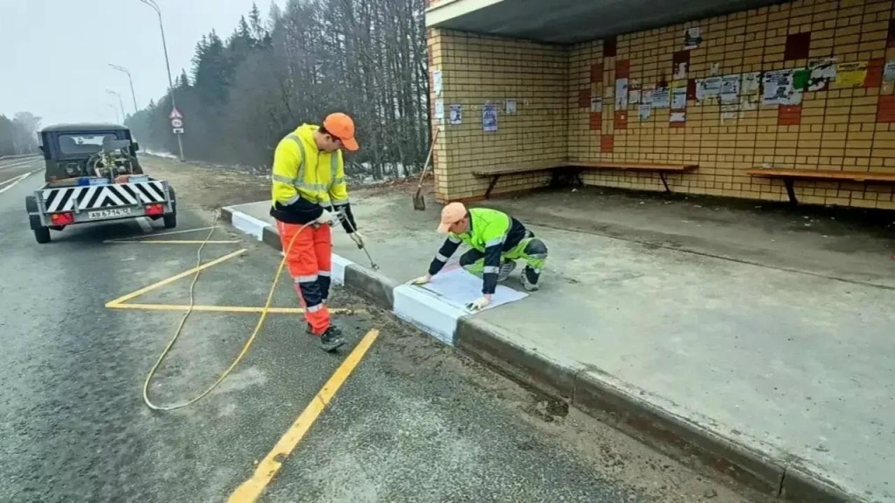 На трассах в Марий Эл красят бордюры остановок