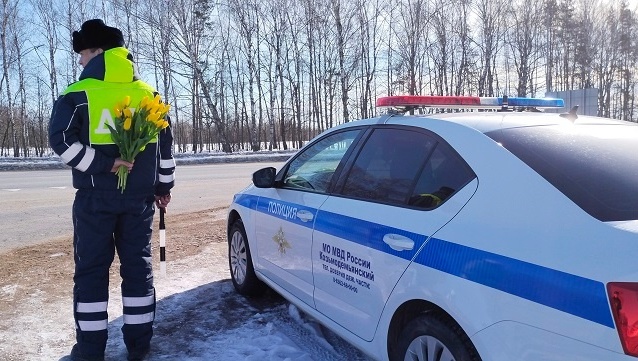 В районах Марий Эл проходит акция «Цветы для автоледи»