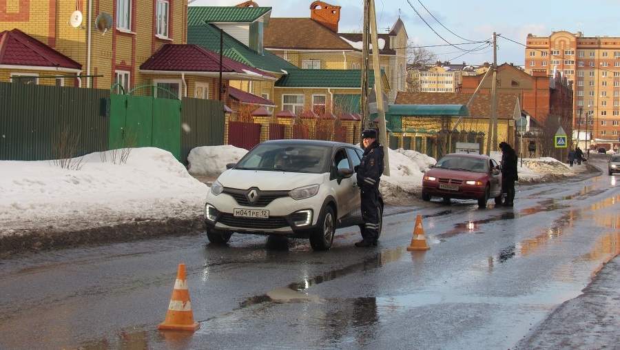 Инспекторы ГИБДД дежурили у детского сада в Медведево